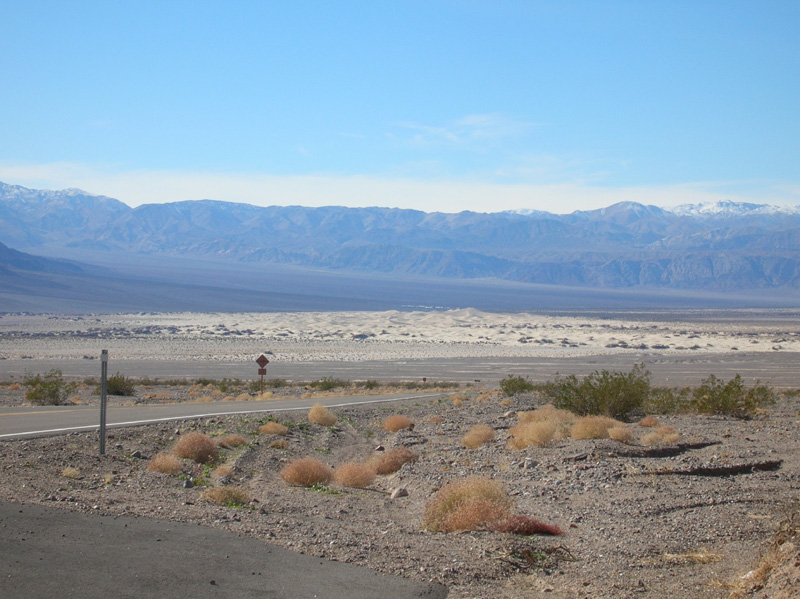 11-sand_dunes_and_mountains