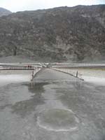 10-wow_puddles_in_the_salt_flats_at_Badwater_and_people_with_umbrellas