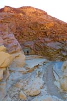 46-Kenny_performing_on_a_natural_stage-very_neat_layering