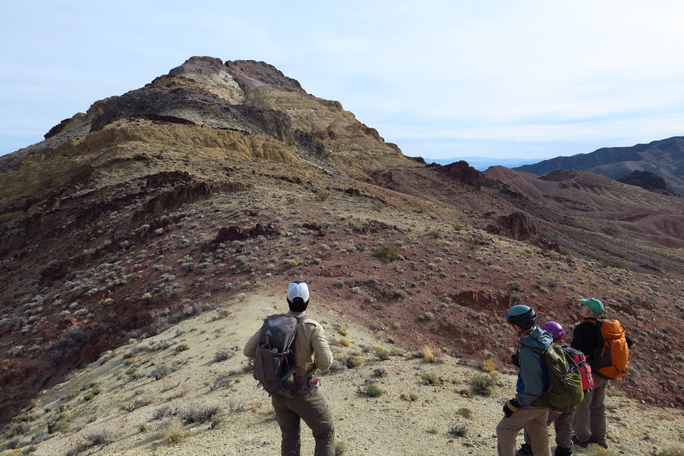 08-group_admiring_the_peak