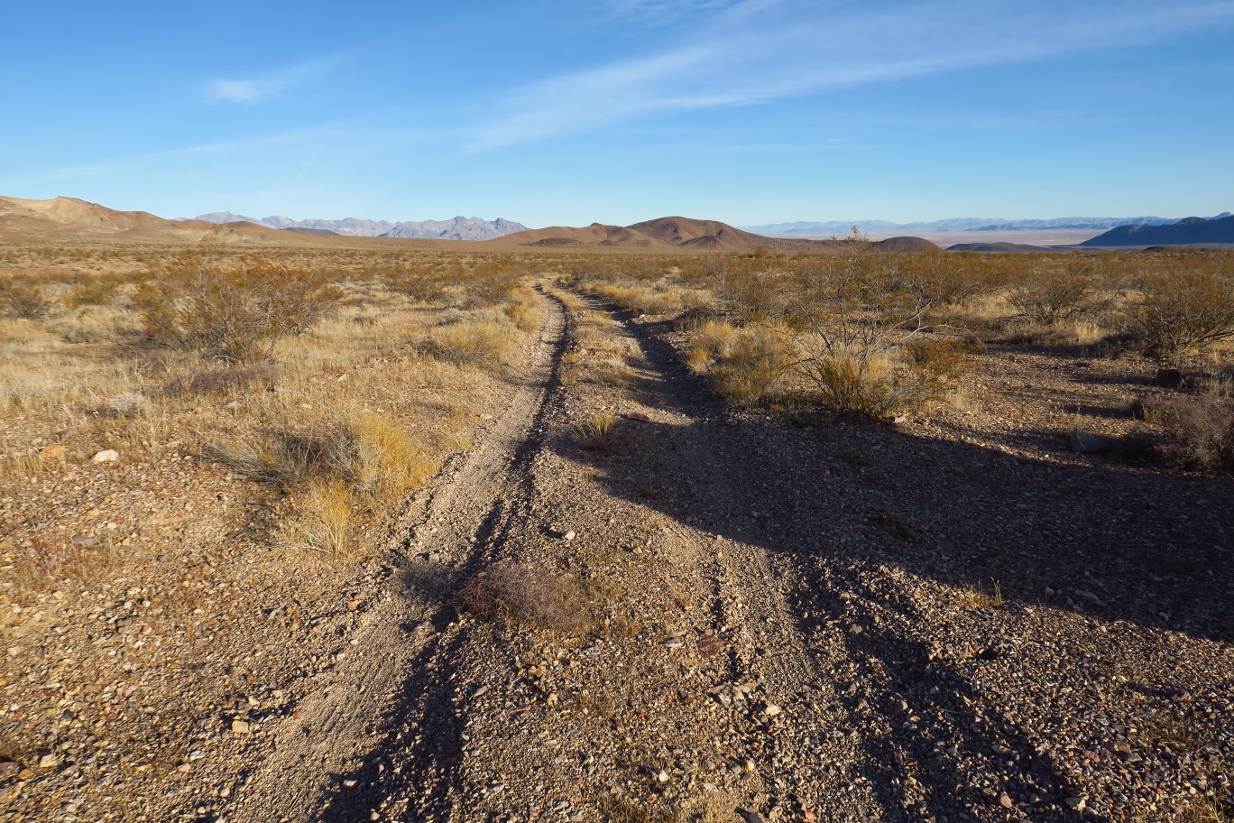 05-dirt_road_and_desert_scenery_from_trailhead