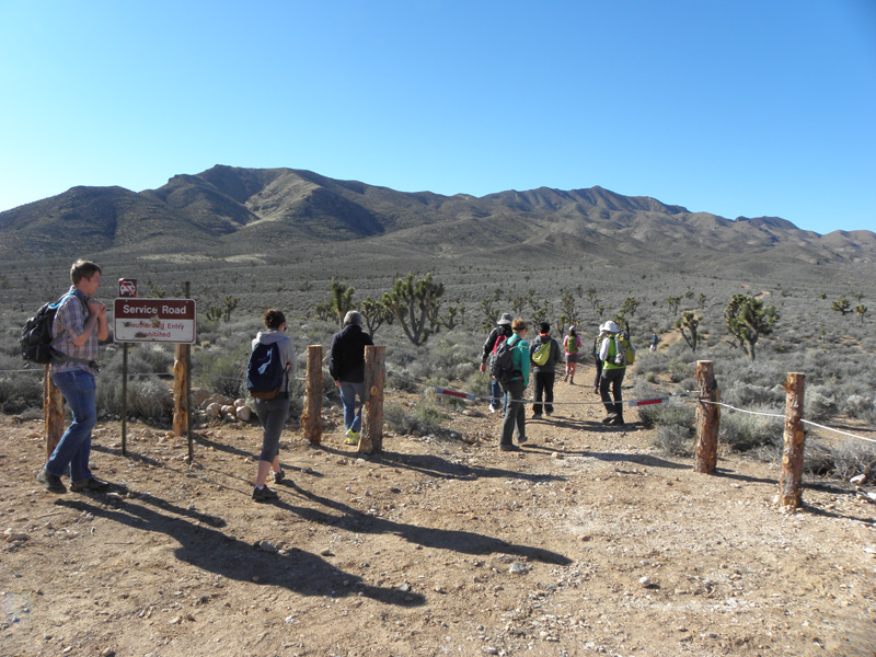 06-group_starts_the_hike