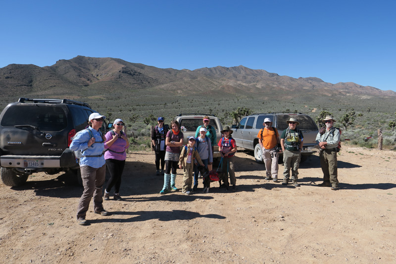 02-group_at_the_trailhead-peak_in_distance-Veronica,Julia,Jennifer,Stella,Lexi,Sarah,Kristi,Kenny,Ali,David,Jim