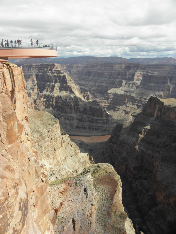 03-Skywalk_extending_over_canyon