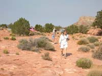 07-Amy_Tate_Cindy_approaching_the_Toroweap_Overlook