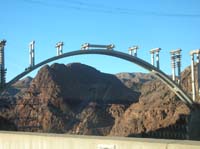 02-center_of_the_bridge_from_the_Hoover_Dam_in_the_morning