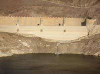 07-Nevada_spillway-bathtub_ring_water_level_from_2000_dropped_117_feet-boat_was_at_ramp_4_years_ago