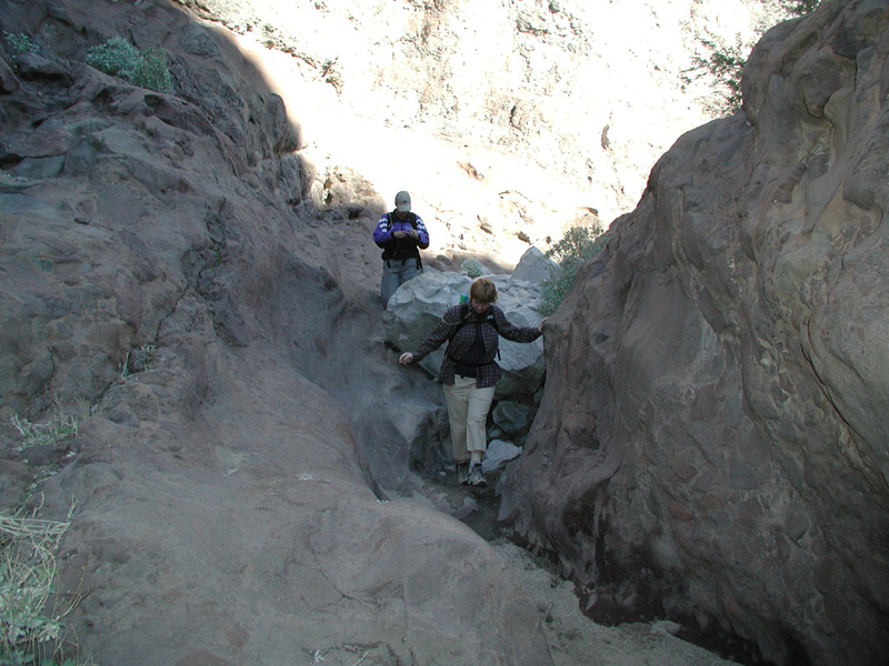 05-Steffi_and_Kristi_climbing_down_a_boulder