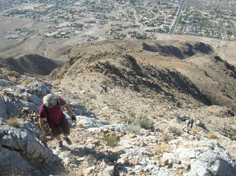 16-group_is_scattered_along_the_mountain