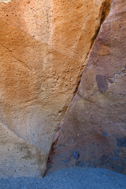 14-very_neat_rock_layers-conglomerate_and_volcanic_tuff