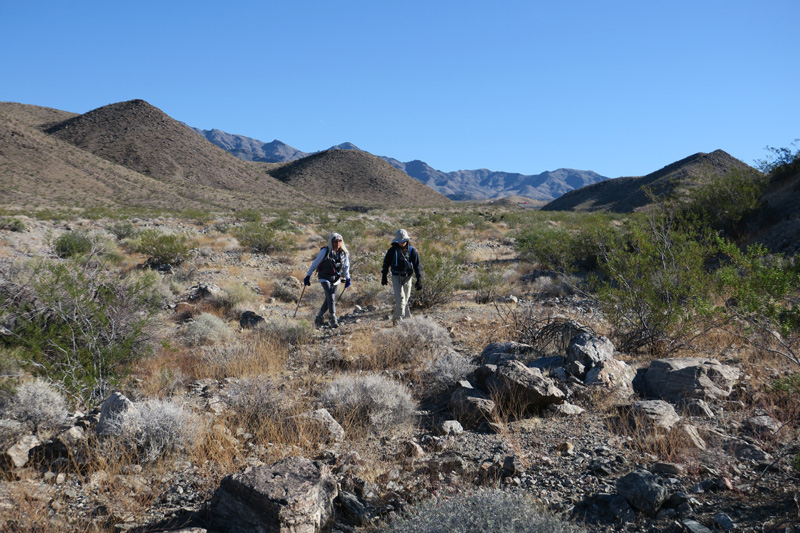 04-looking_back-hiking_down_the_wash