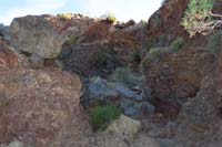 04-variety_of_interesting_rock_formations_in_the_wash