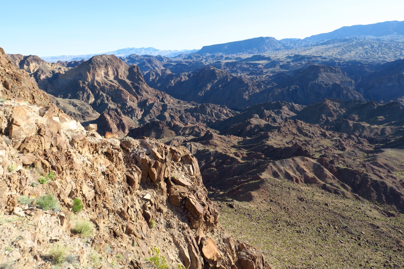 02-scenic_view_from_overlook-Lizardback,Head,and_Horn_peaks_to_left-Devil's_Basin,Moonscape_Canyon_below
