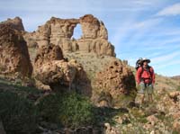 26-Daddy_and_sleeping_Kenny_with_Liberty_Bell_Arch