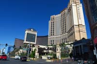 087-Palazzo_entrance_closed-notice_non-socially_distanced_security_guards_to_lower_right