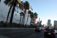 031-crowds_walking_by_Linq