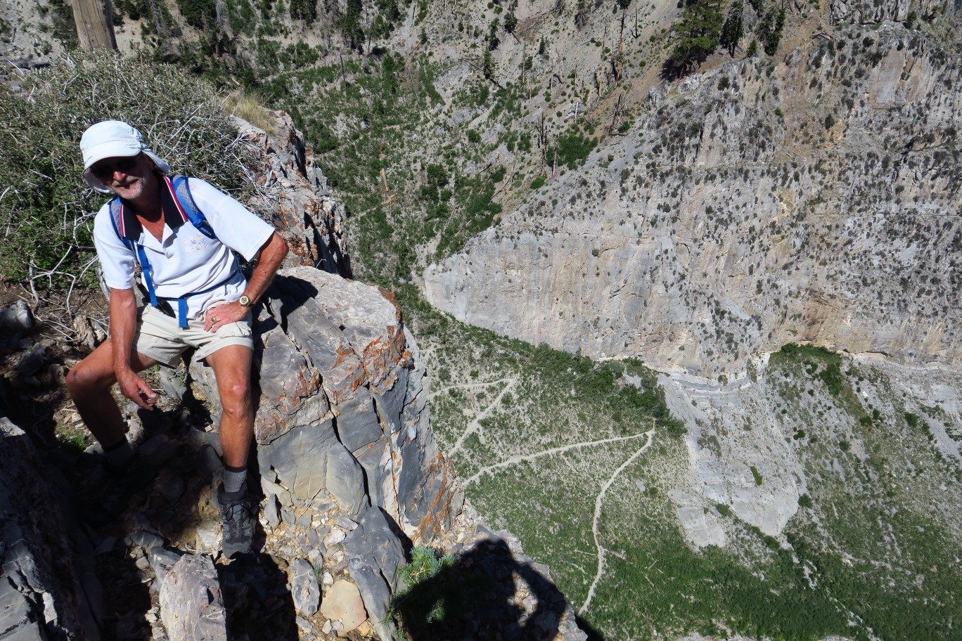 20-Laszlo_sitting_on_quite_an_exposed_rock