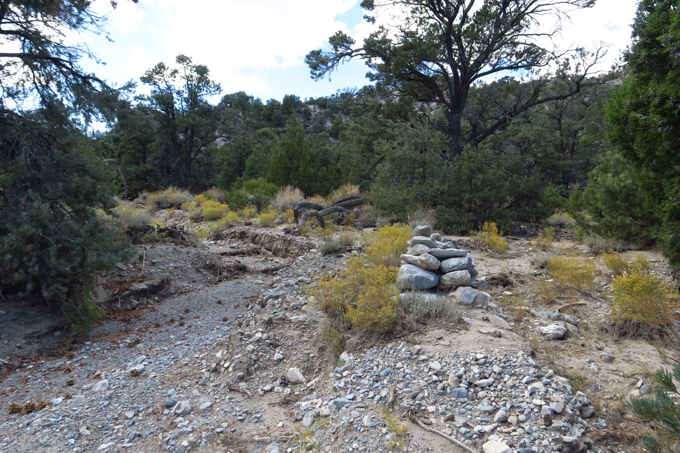 20-trail_continues_ahead,new_large_cairns