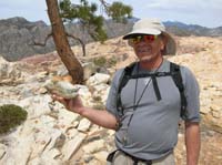 087-Ali_showing_off_his_aligator_shaped_sandstone_rock