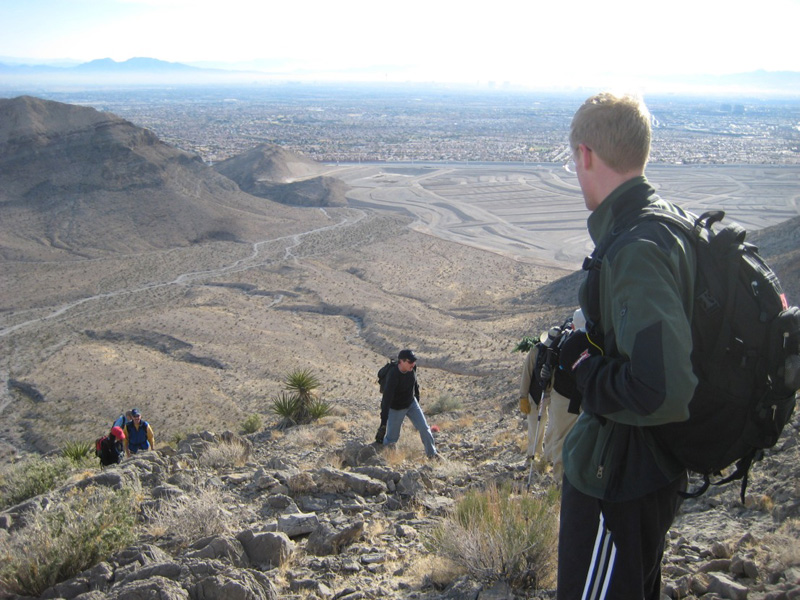 02-hiking_the_steep_side_of_the_peak