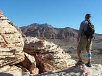 05-Peppe_admiring_the_scenery_towards_Calico_Basin