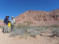 01-family_ready_to_hike_to_top_of_Kraft_Mt