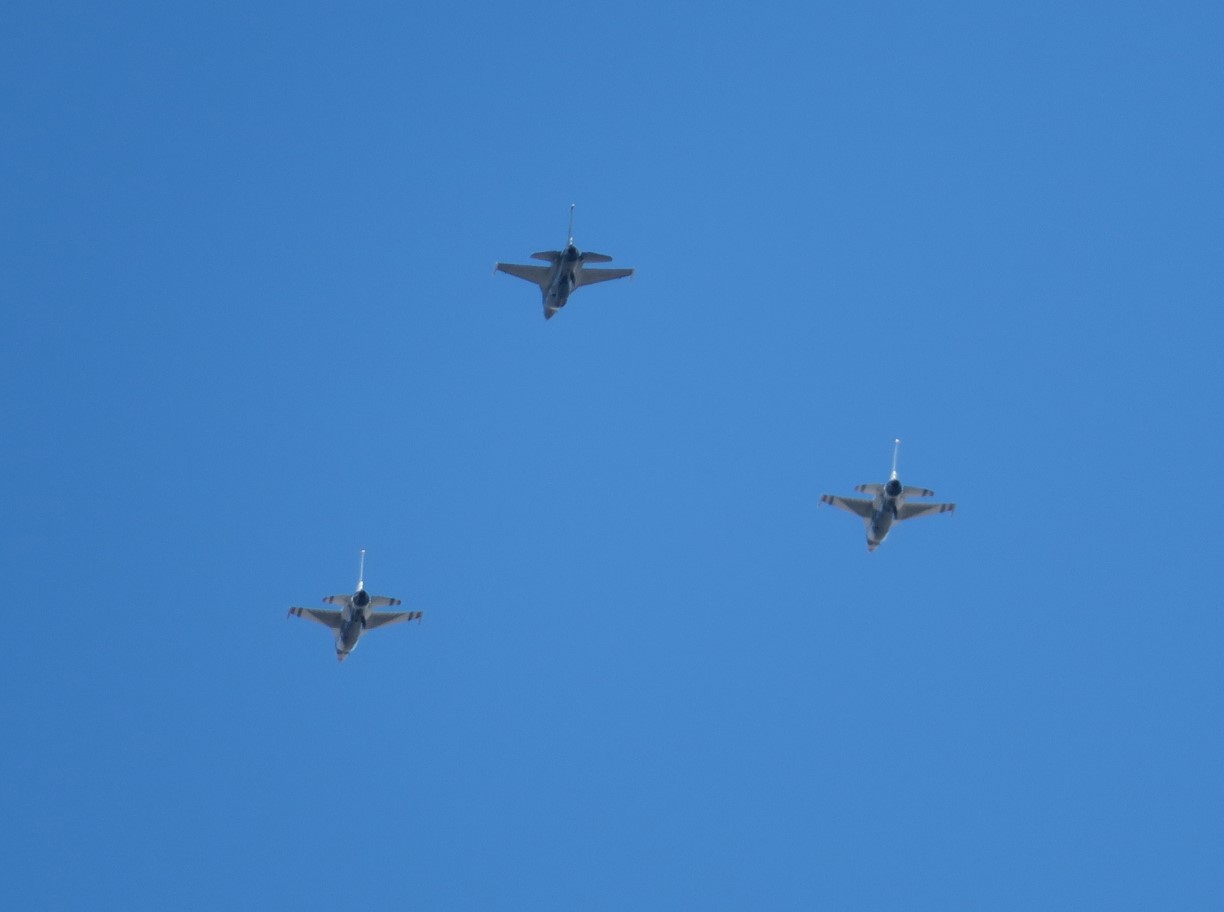 12-military_aircraft_flying_overhead