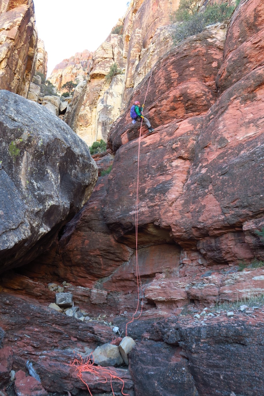 72-Luba_rappelling