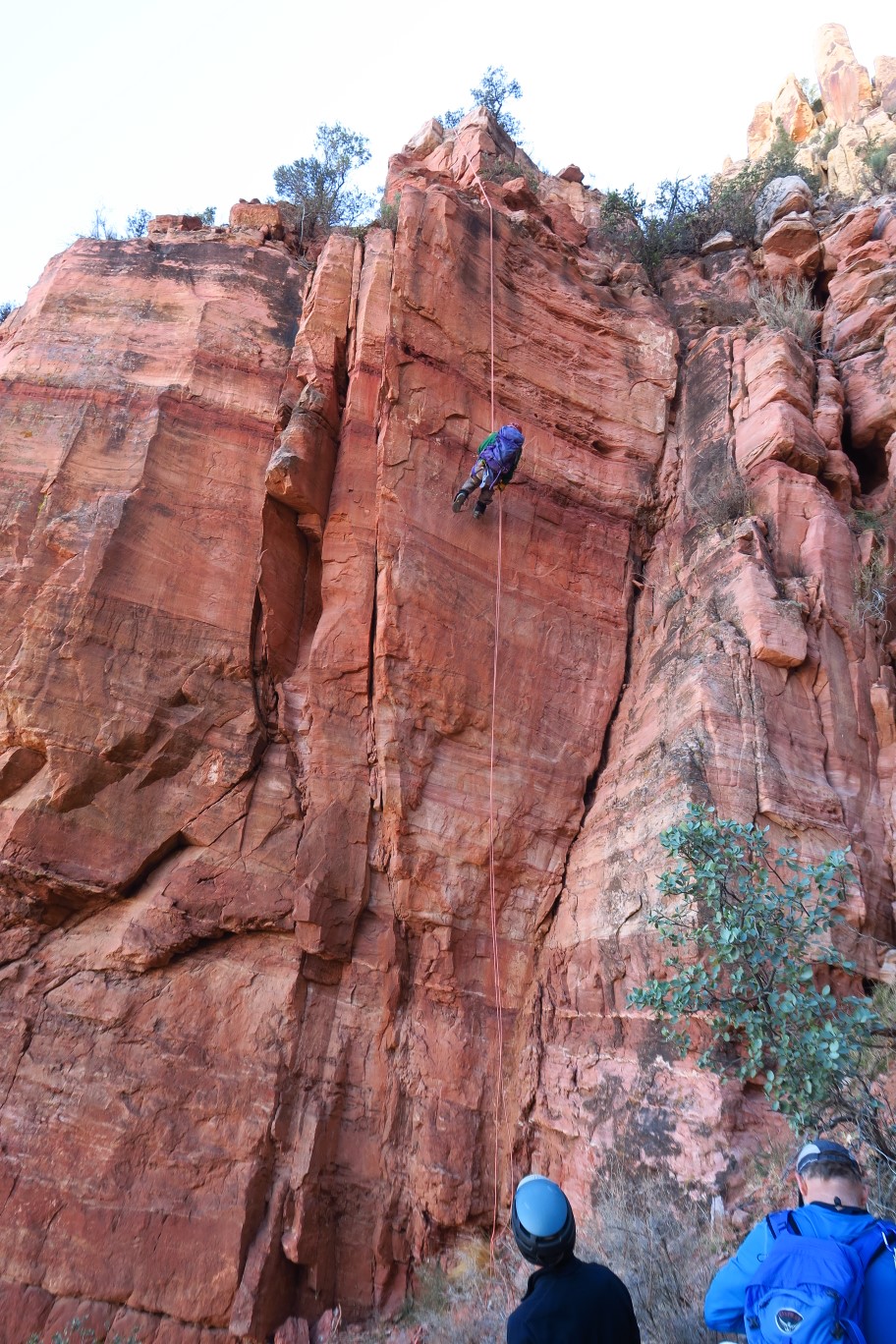 88-Luba_rappelling