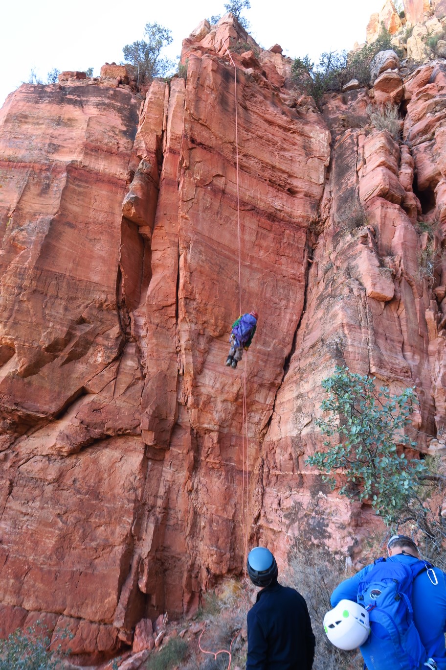 89-Luba_rappelling