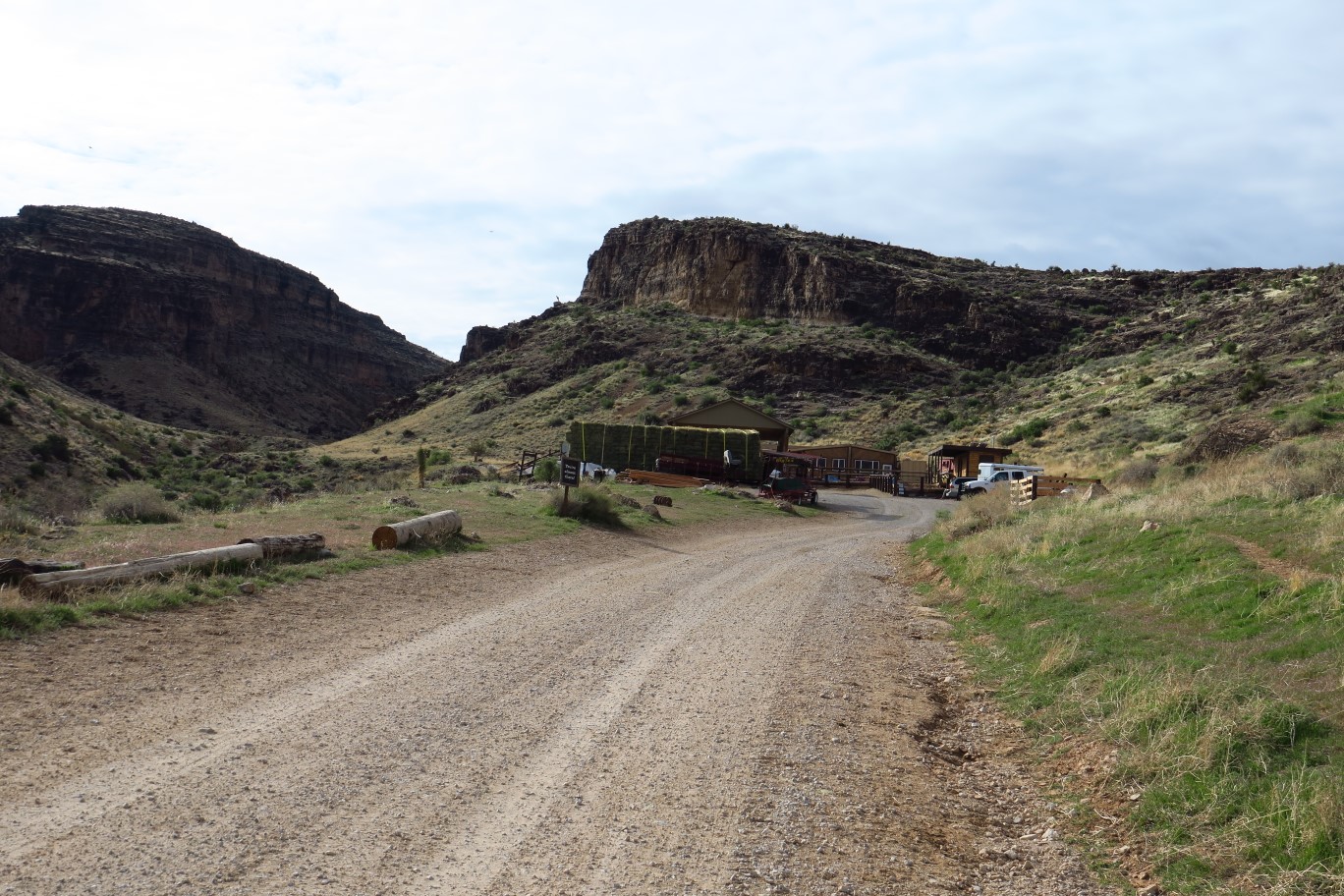 01-approaching_Cowboy_Trail_Rides_stables