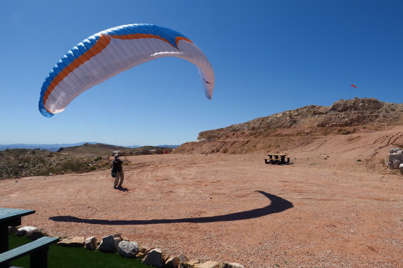 047-a_paraglider_getting_ready