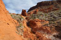 20-another_confusing_area,inclined_to_scramble_up_sandstone_to_next_marker_or_walk_up_rocks_to_right