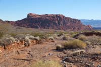 32-zoomed_view_of_Valley_of_Fire_Peak-trail_continues_to_right_beyond_view