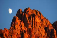012-firey_glow_on_the_rocks_with_the_setting_moon