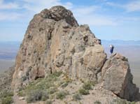 063-time_to_navigate_the_knife_edge_to_the_peak-Tomasz_Jan_and_Bill_leading_the_way